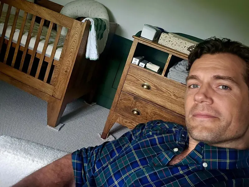 Henry Cavill pide consejos para ser padre y presume la cuna de su próximo hijo