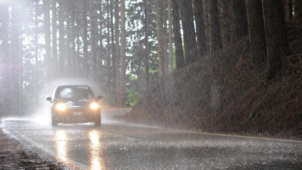 Trucos para conducir un vehículo automático durante una tormenta