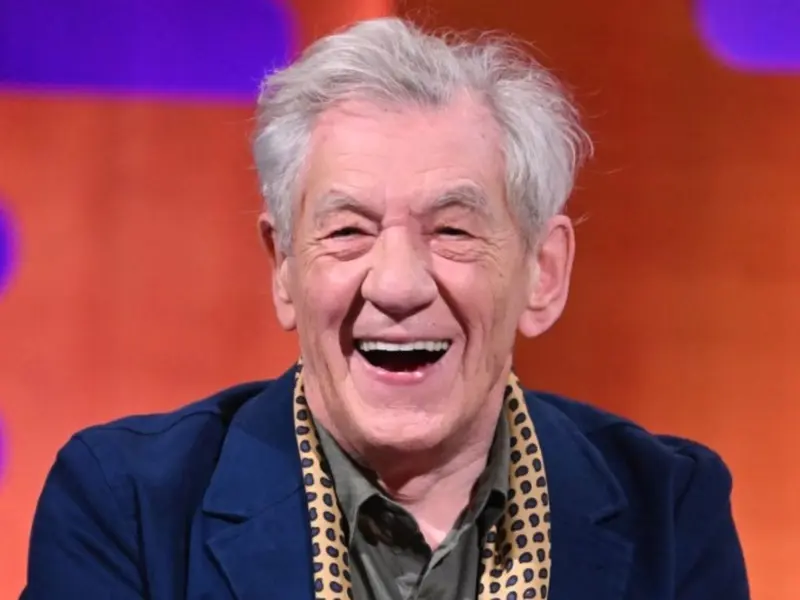 Ian McKellen es hospitalizado de emergencia tras caer del escenario