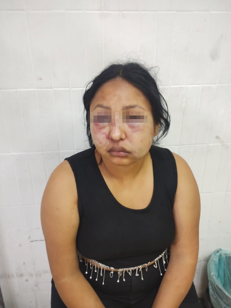 Golpea con brutalidad a esposa por vivienda