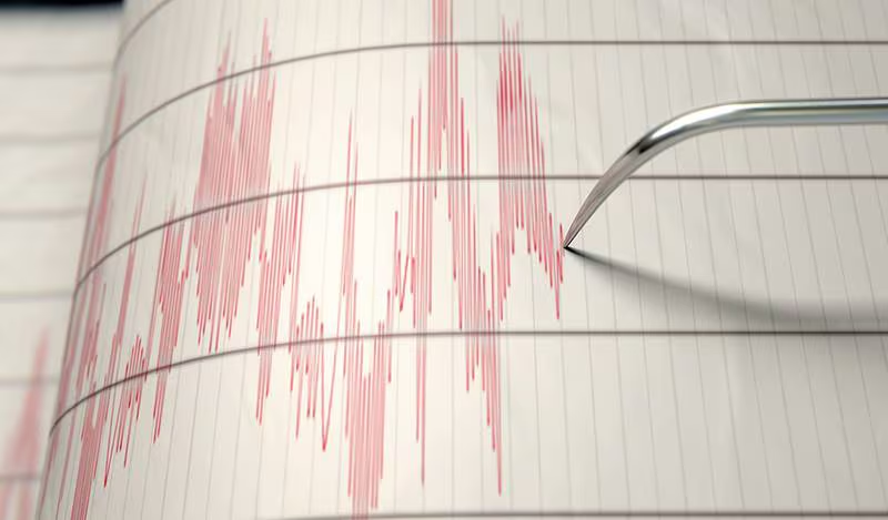 Temblor en Irán deja 120 heridos y 4 muertos; buscan a sobrevivientes bajo los escombros