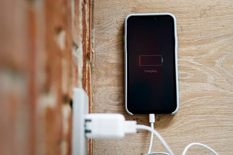 Cuál es la mejor forma de cargar el celular y prevenir que se dañe la batería