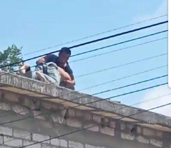 Golpea adicto a policía que intentaba salvarlo