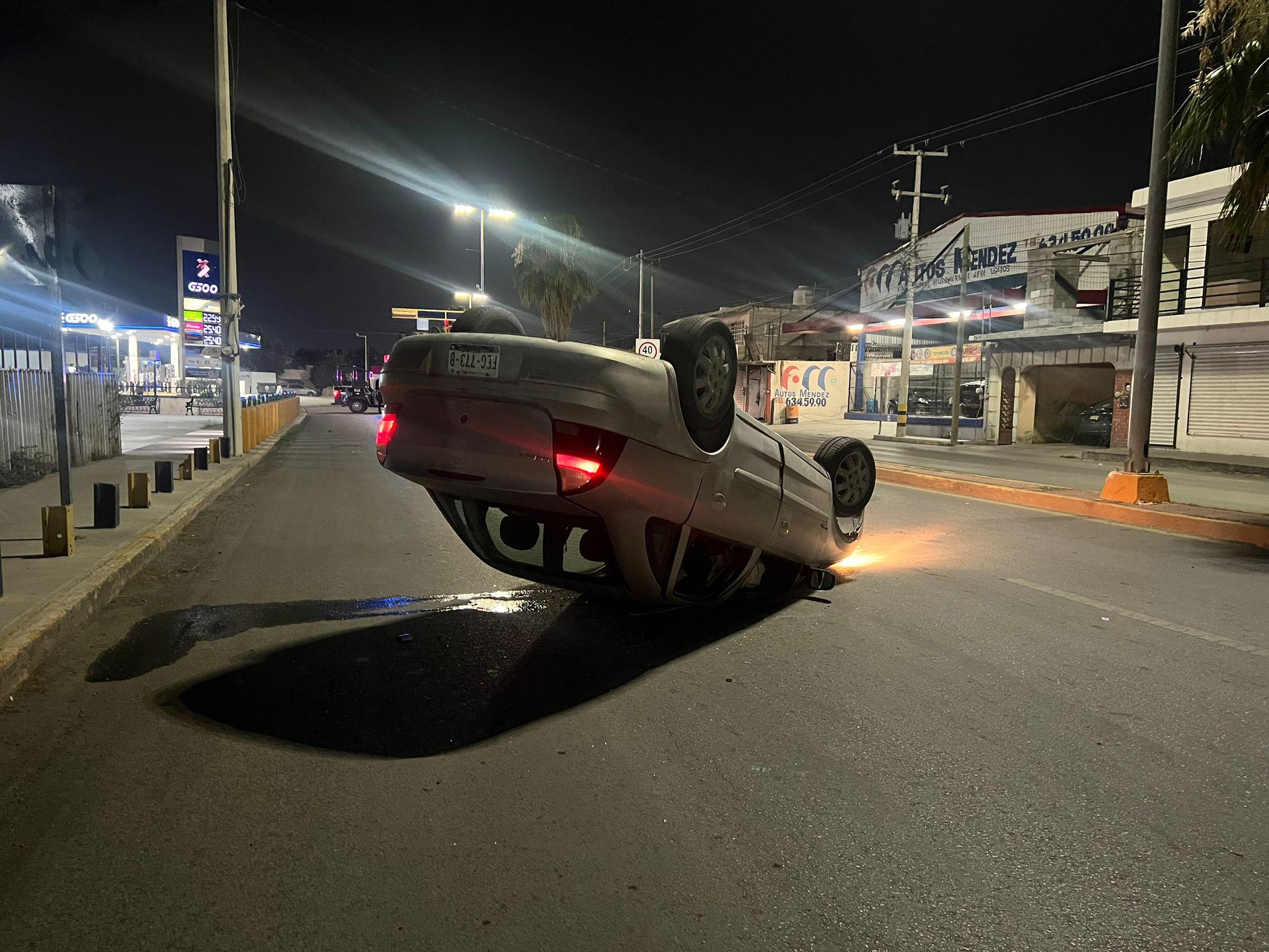 Por esquivar un perro vuelca en madrugada