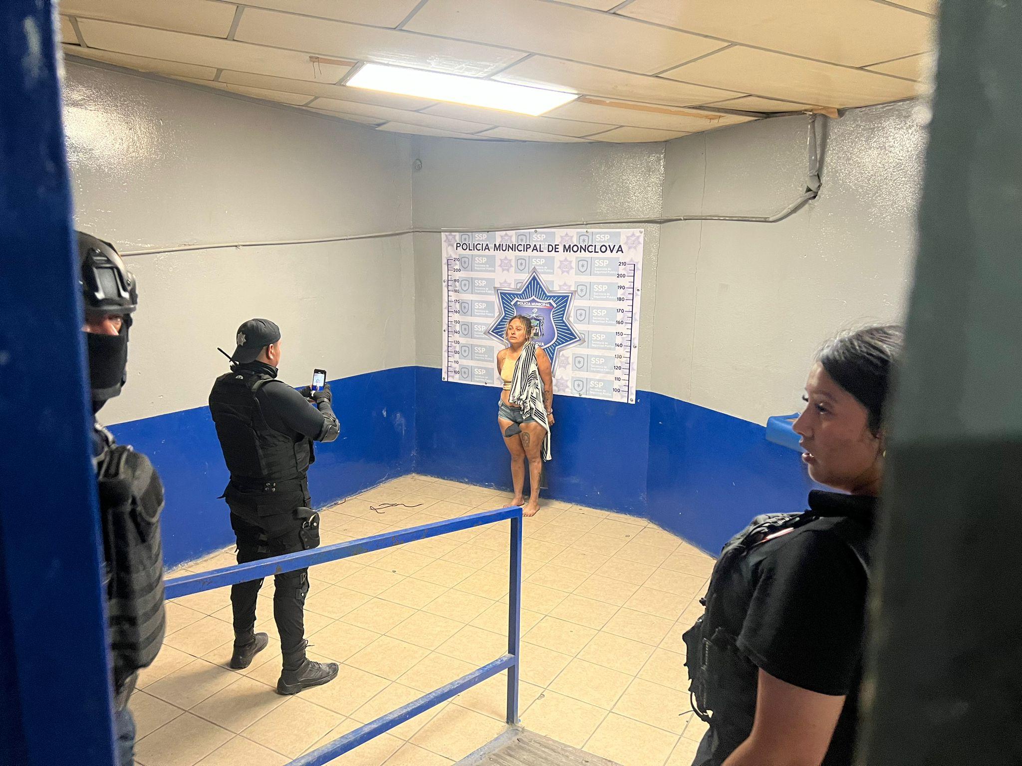 Mujer fuera de control lapida casa de su mamá