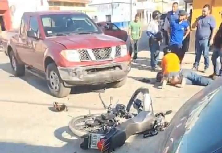 Impactan a motociclista