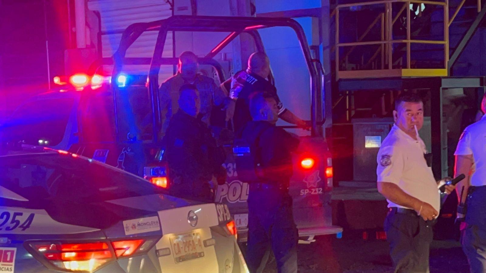 Detienen a 2 agresores de hombre en taquería