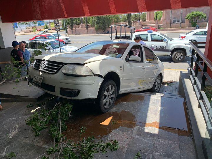 Se mete con todo y carro a restaurante