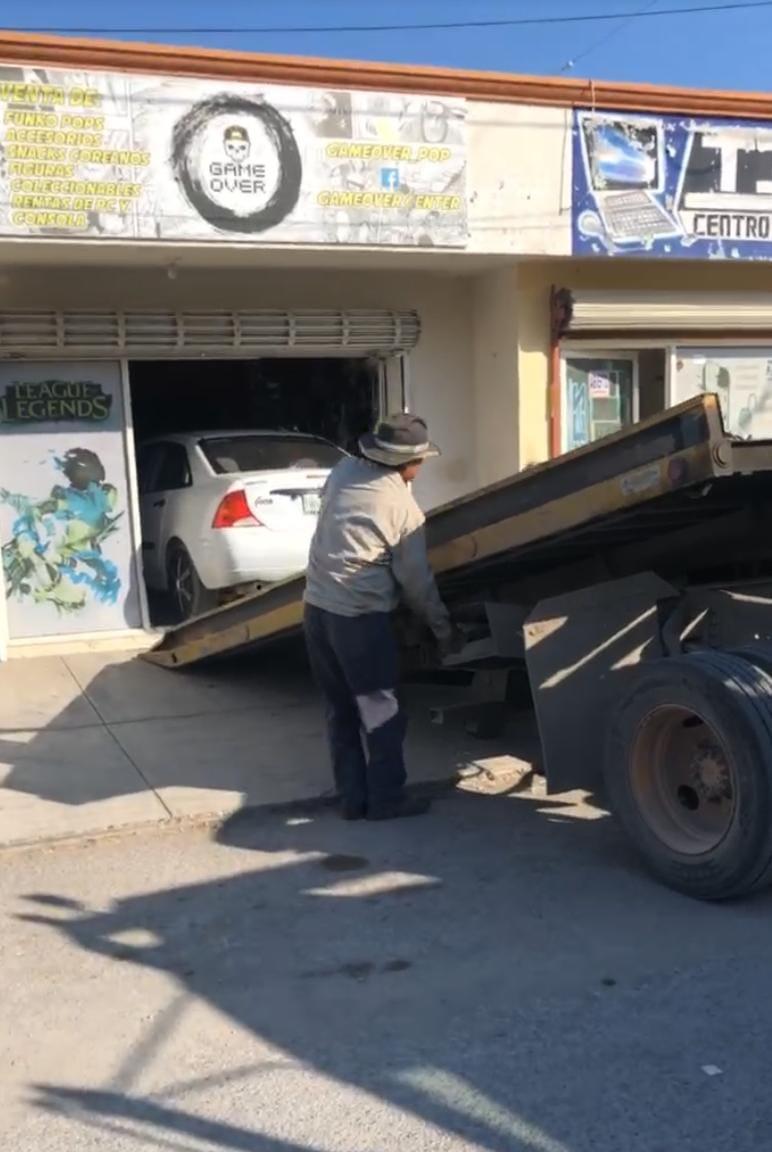 Se mete auto a tienda
