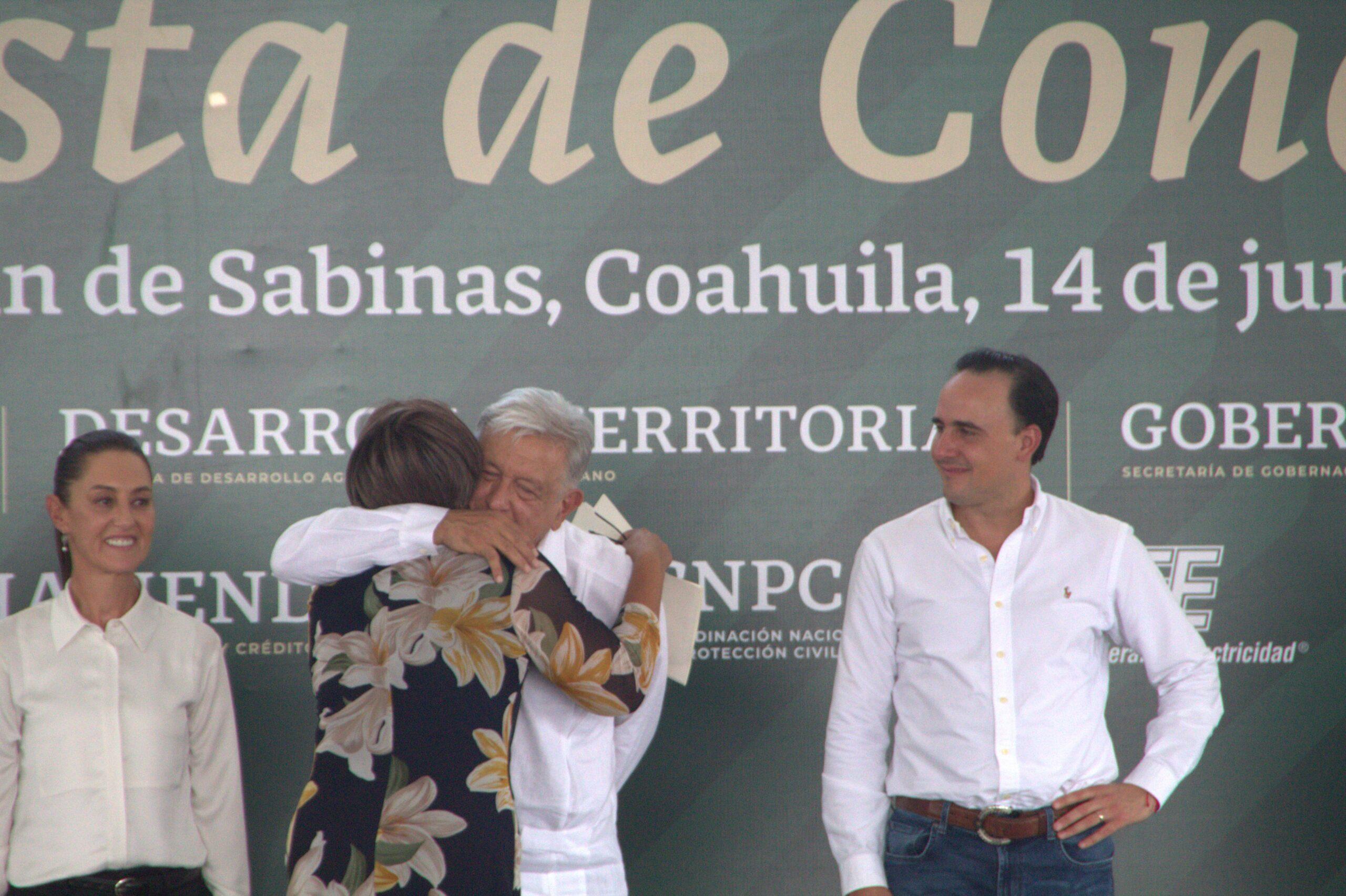 Brindan viudas a AMLO emotivo agradecimiento
