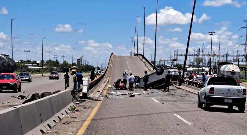 Deja volcadura dos lesionados