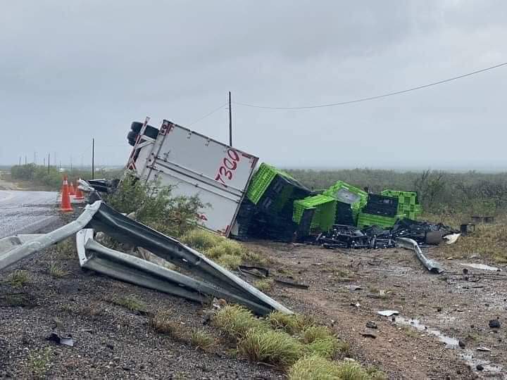 Vuelca tráiler en la cuesta Las Codornices