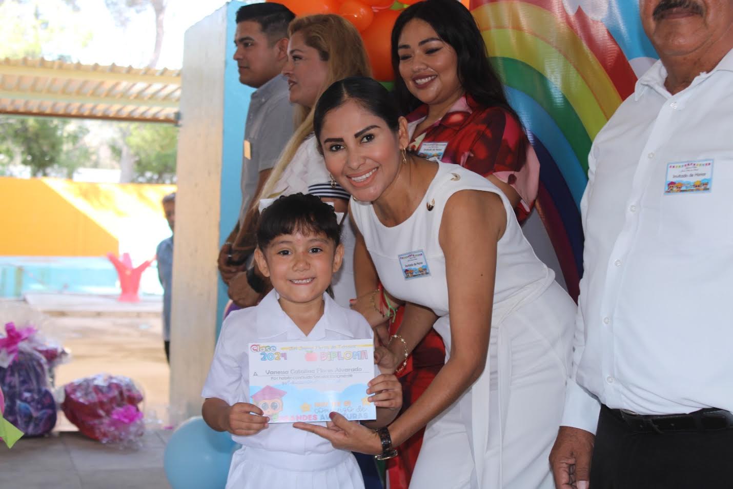 APADRINAN FUNCIONARIOS A A ALUMNOS DE PRE-ESCOLAR