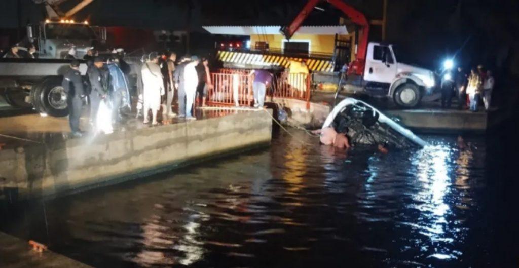 Mueren 7 al caer camioneta a río