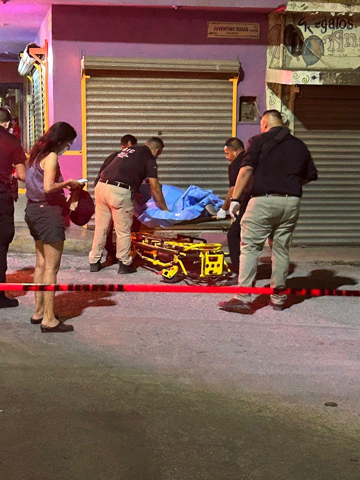 Muere adulto mayor al resbalarse en rampa