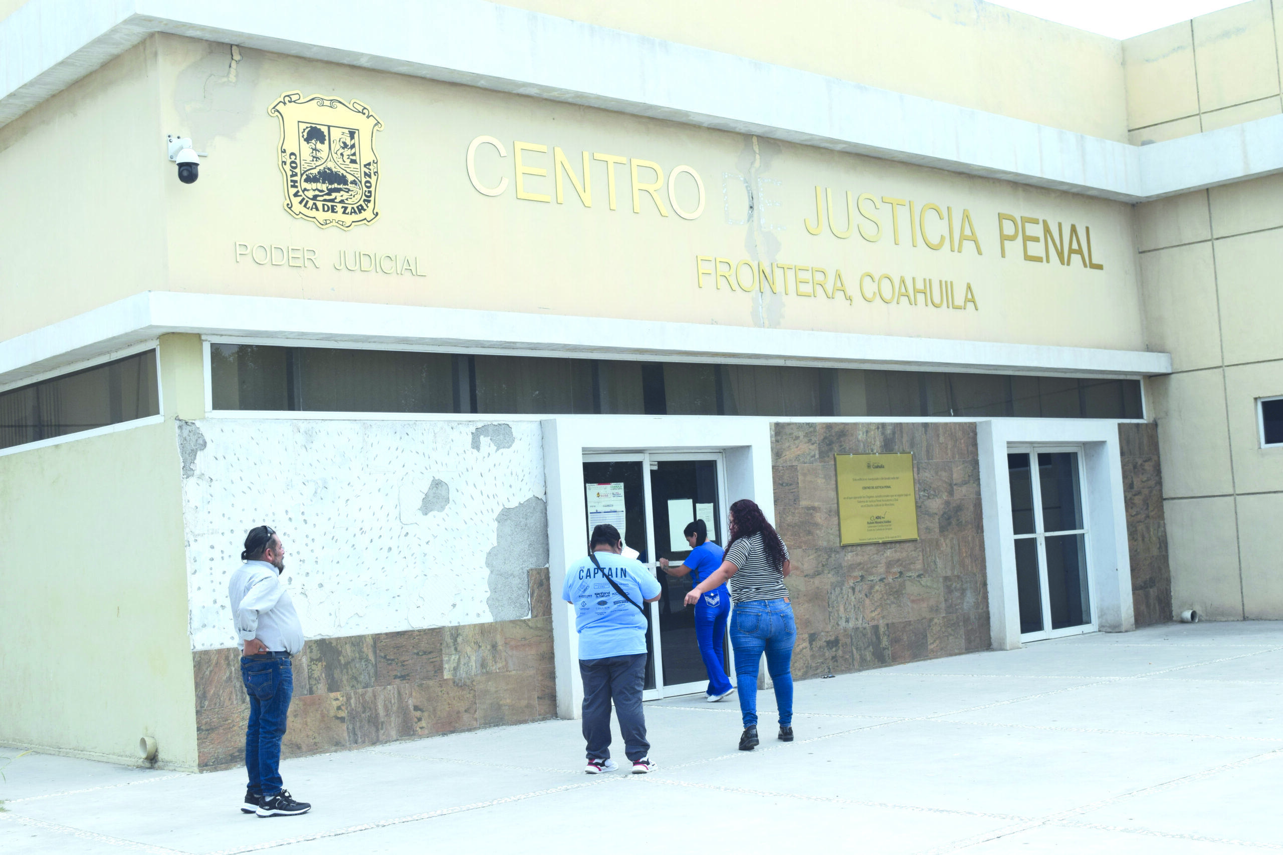 Llevan a juicio a madre e hijo por destrozar 2 vehículos a blockazos