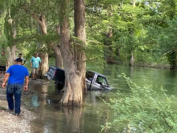 Camioneta cae al Río Sabinas