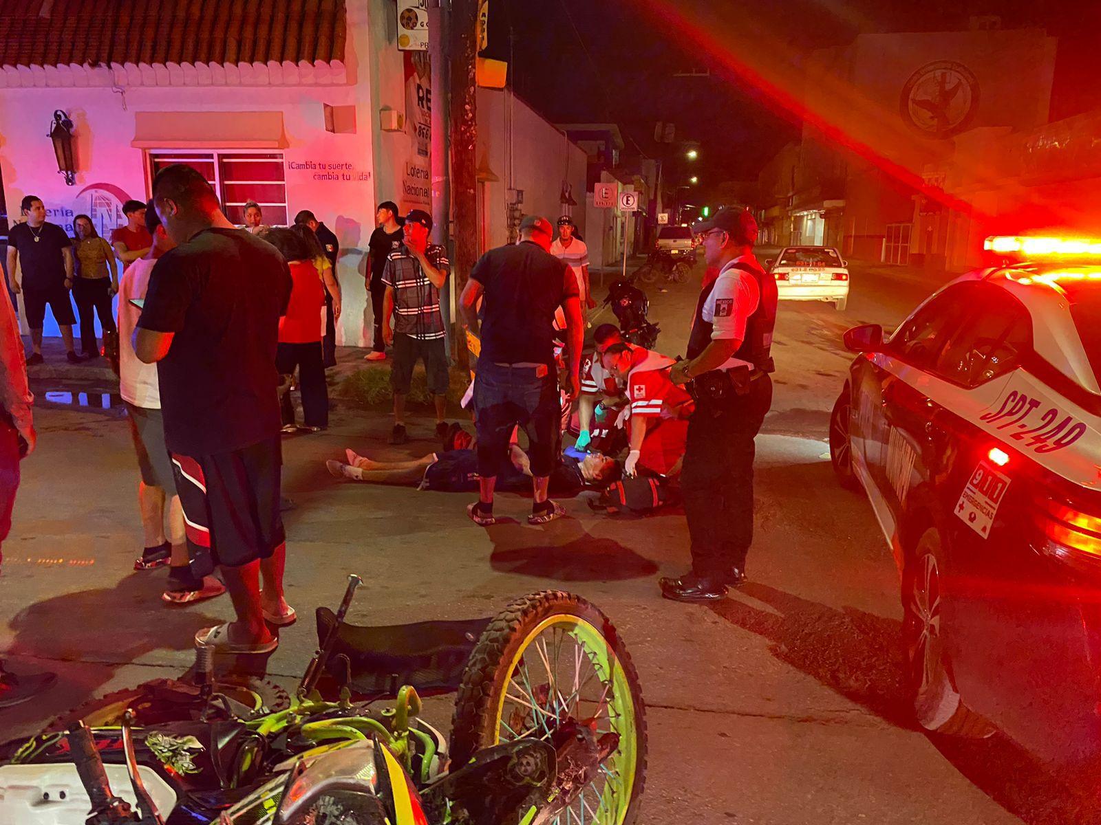 Burla alto motociclista y resulta con lesiones