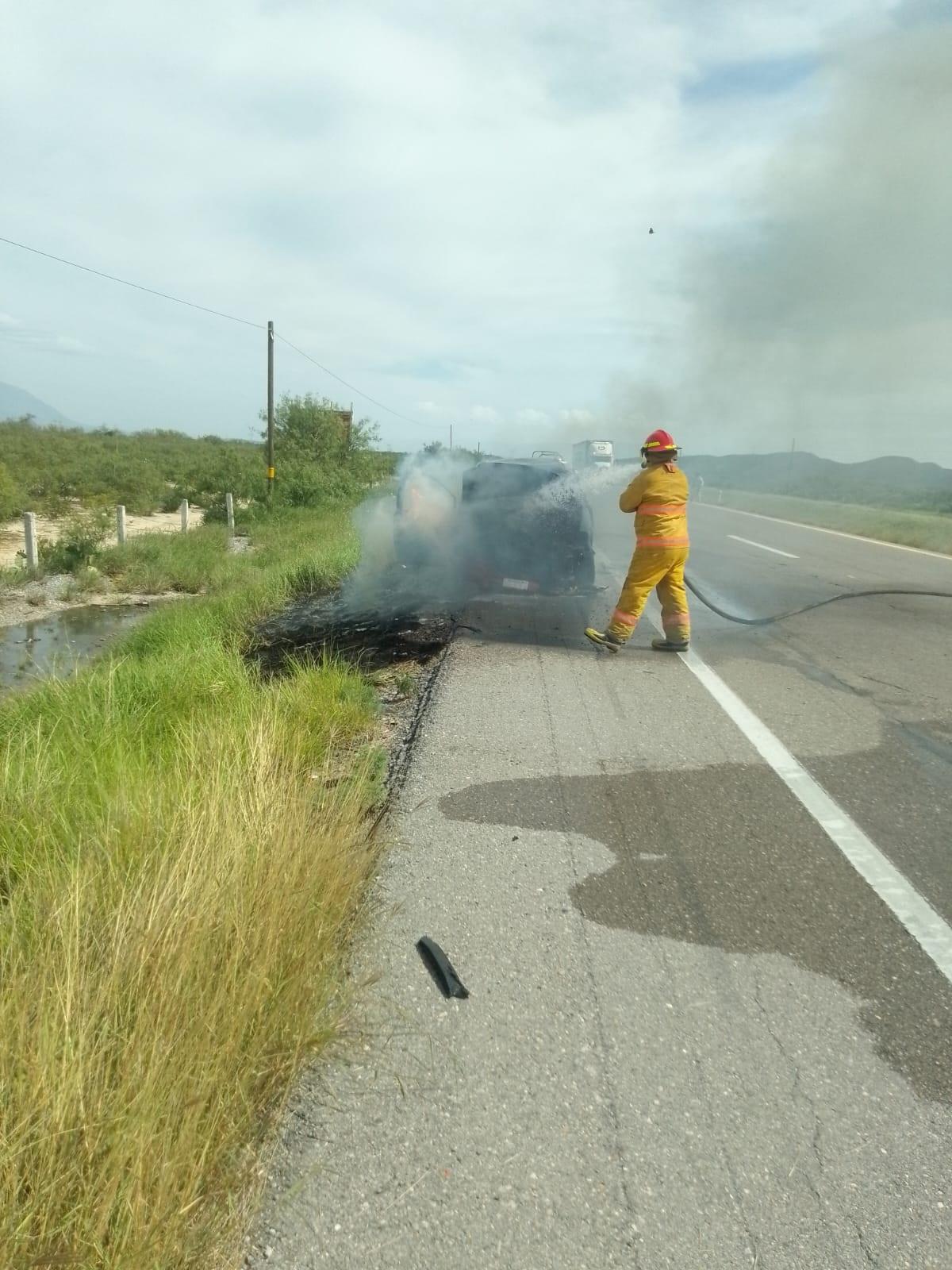 Arde camioneta en carretera 57