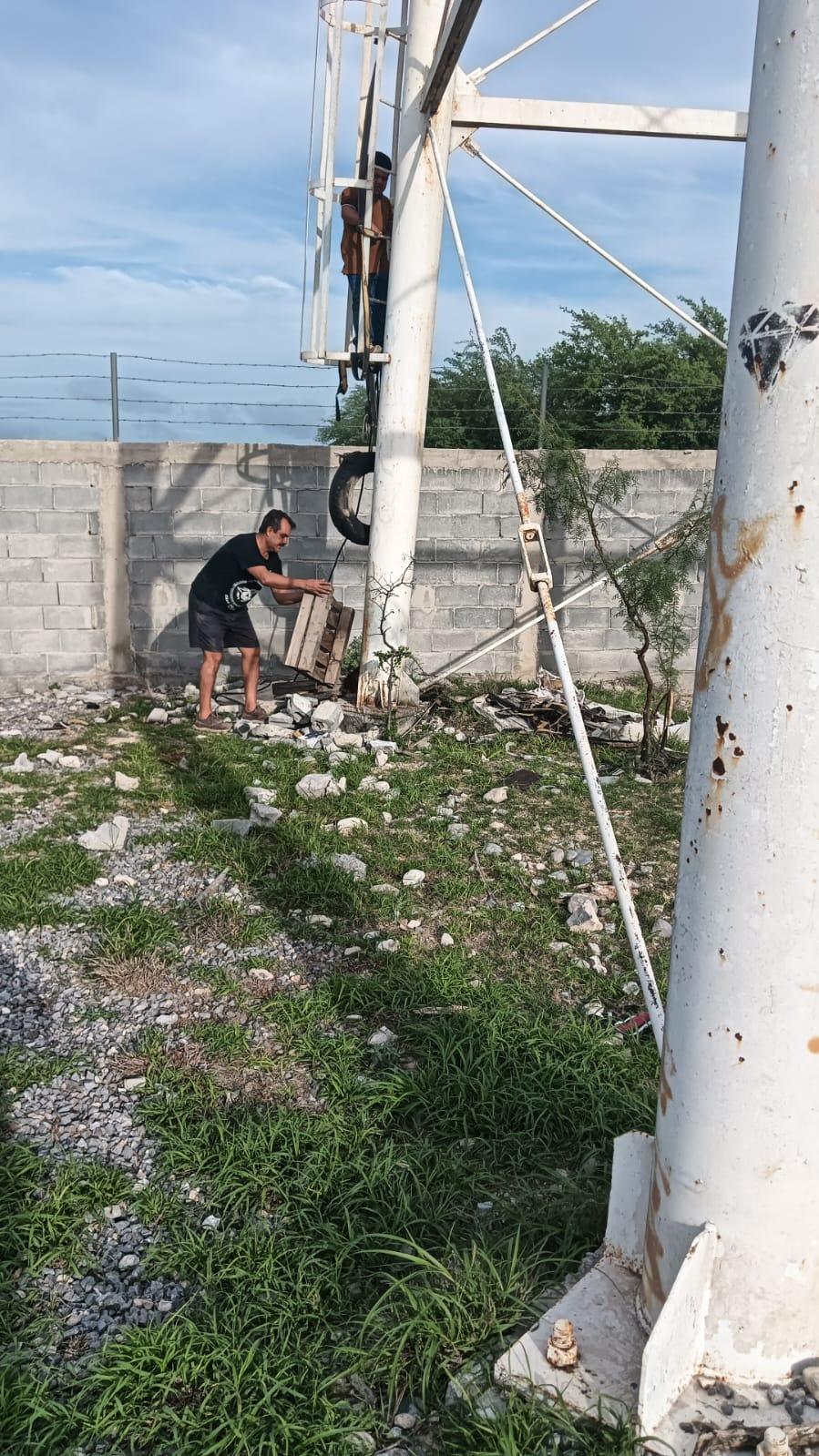 Suben a tanque elevado; sufren ataque de pánico