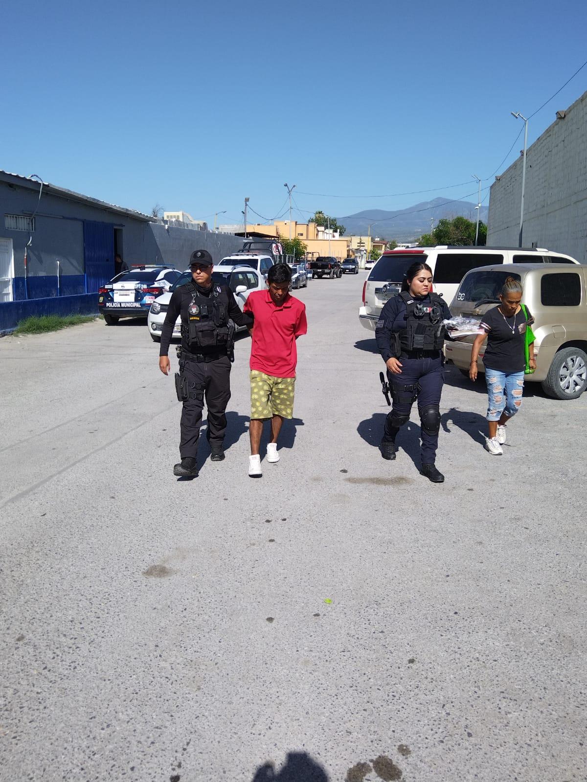 Amenaza con arma blanca para robar en miscelánea