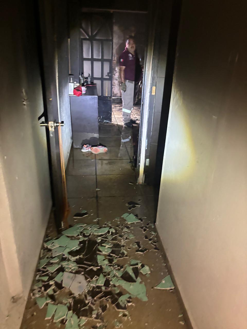 Salvan bomberos a niño de vivienda incendiada