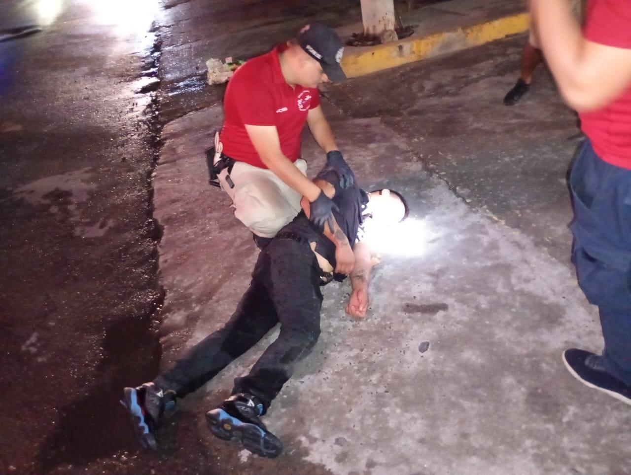 Lo quieren ayudar y se les va a los golpes