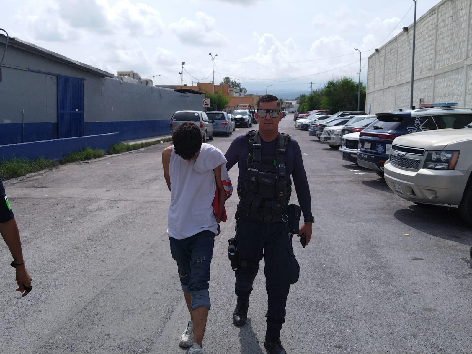 Portaba dosis de droga; lo aseguran preventivos