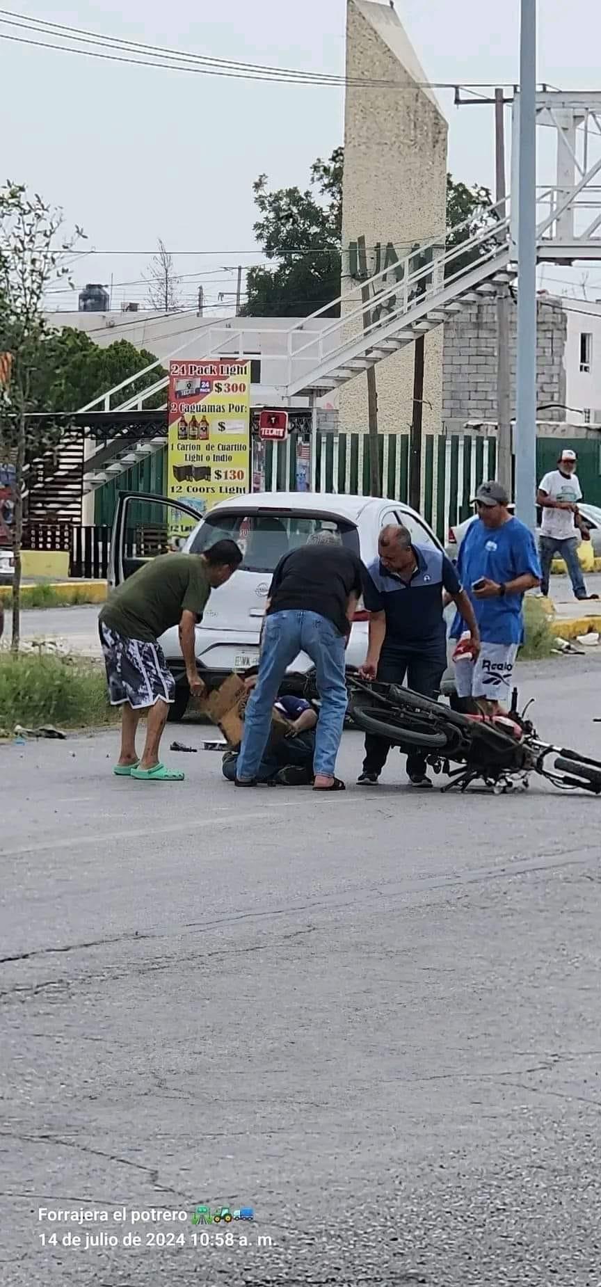 Salva “héroe” su cartón; derrapa en motocicleta