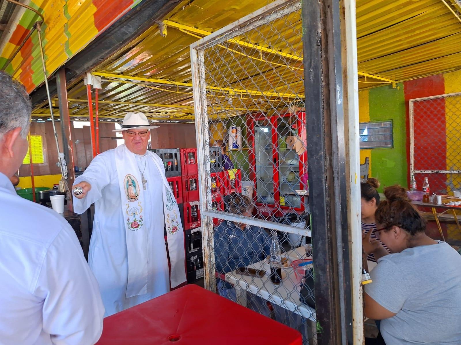 Bendice Obispo Hilario a vendedres de La Lecheria