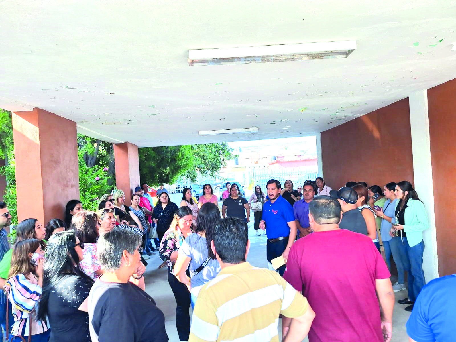 Protestan maestros contra supervisora