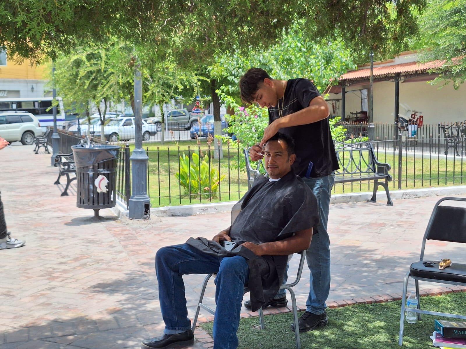 Cortan cabello gratis en plaza del centro