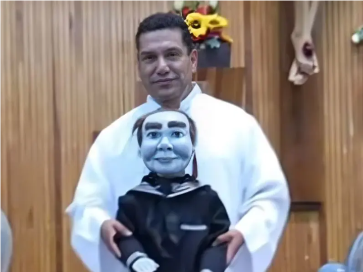 Utiliza sacerdote muñeco poseído