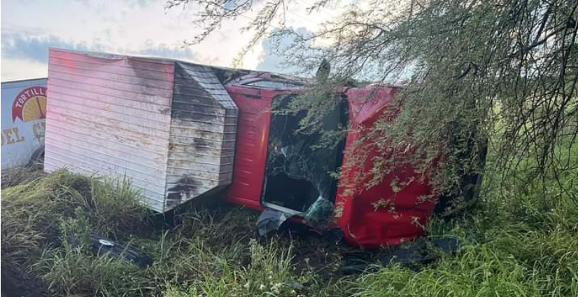 Volcadura deja dos lesionados en la 57