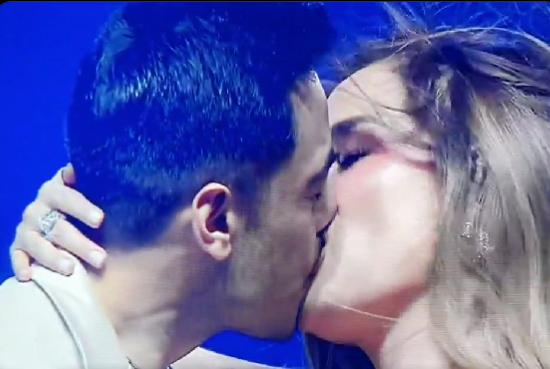Carlos Rivera celebra 20 años de carrera: beso con Cynthia Rodríguez sella emotivo concierto
