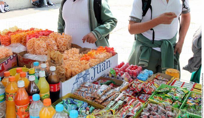 Crece venta de comida chatarra en escuelas