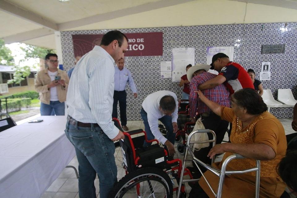 Entregan el Club Rotario y DIF Parras sillas de ruedas