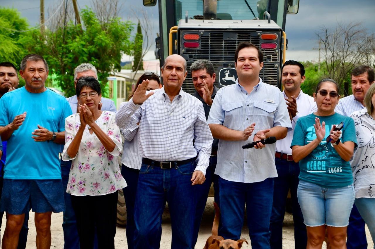 Lleva Dávila pavimento a colonia Otilio Montaño