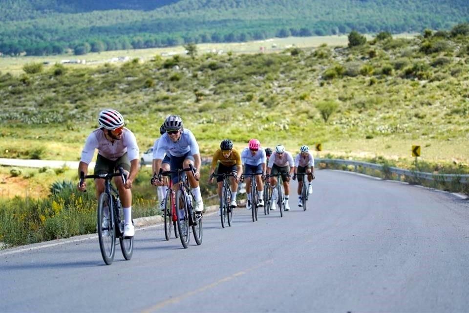 Recorren 100 ciclistas la sierra de Arteaga