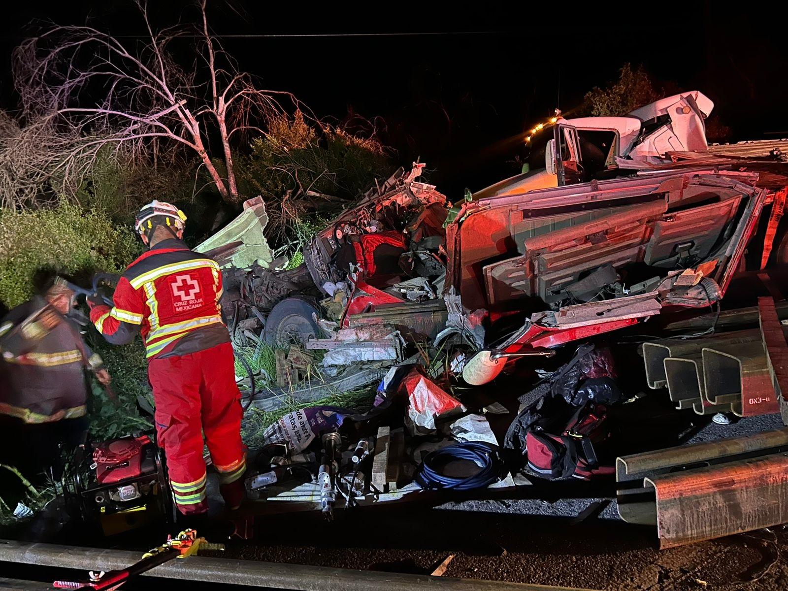 Se impactan 2 tráilers sobre la carretera 53