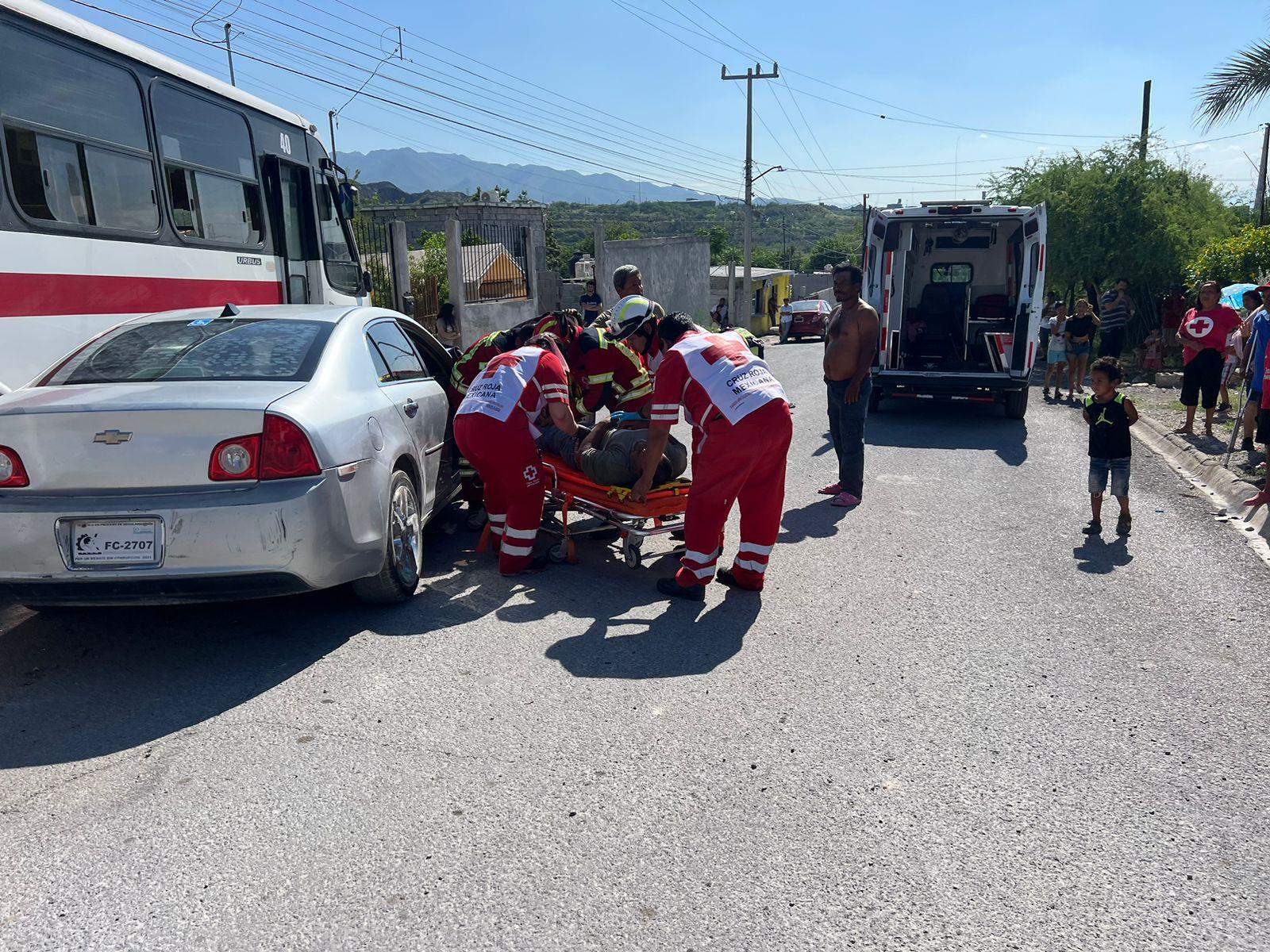 Impacta automóvil un camión de ruta