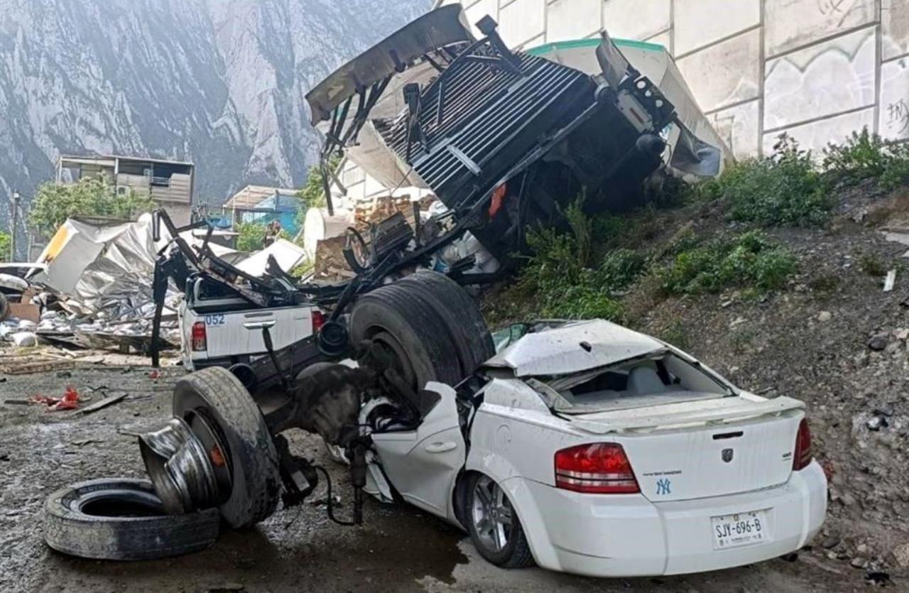 Grave esposa de trailero que cayó desde puente