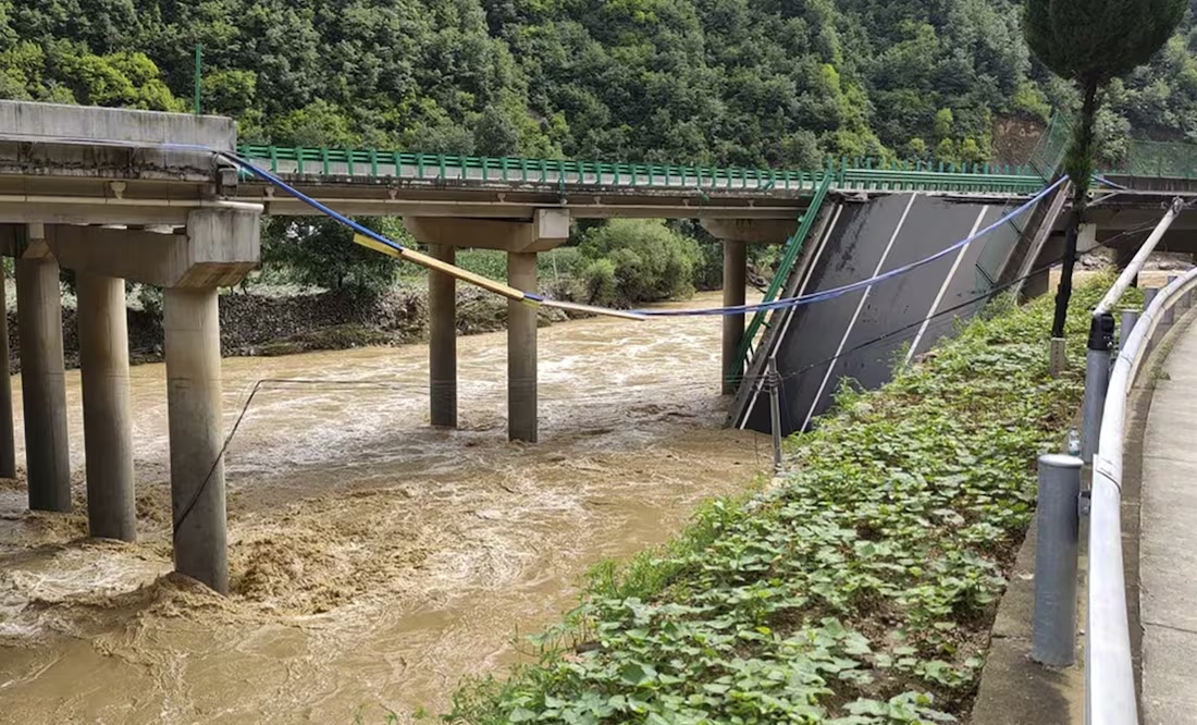 Reportan 11 muertos y docenas de desaparecidos en China tras derrumbe de un puente por inundaciones