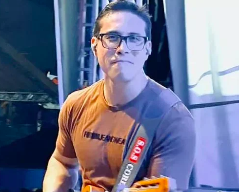 Cantante brasileño Ayres Sasaki, muere por el abrazo de una de sus fans