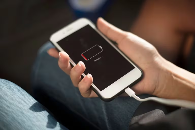 Cuatro errores que cometes al cargar el celular y que están dañando la batería