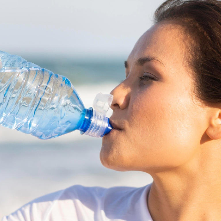 Botellas reutilizables y termos para el agua pueden contener más bacterias que un inodoro