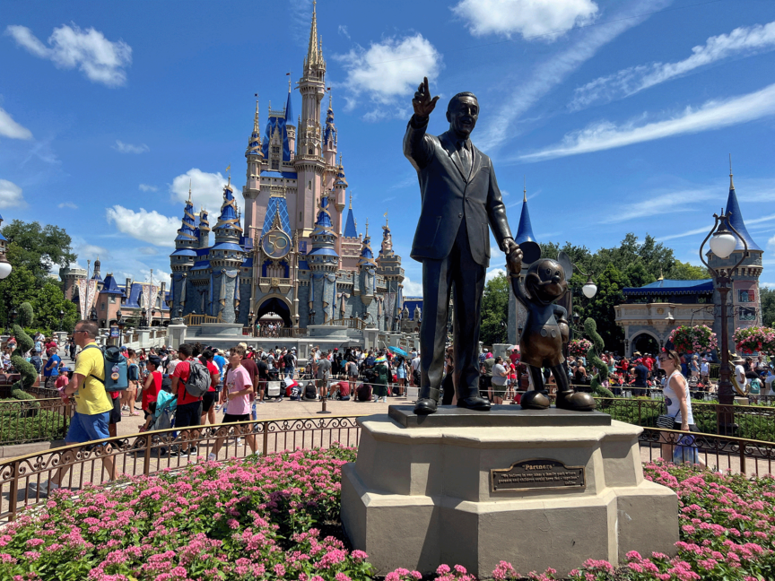 Trabajadores de Disneyland evitan huelga tras alcanzar acuerdo tentativo con sindicatos