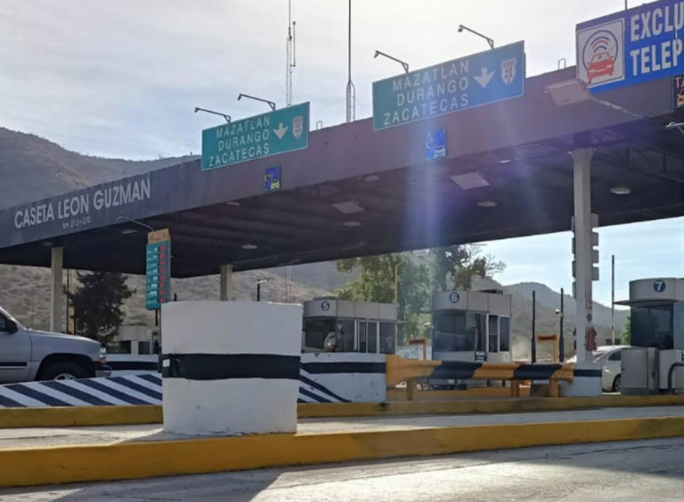 Familia regresaba de vacaciones y olvidan a su hija de 11 años en caseta de Lerdo