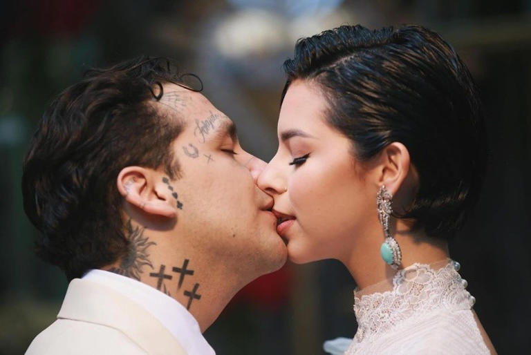 Angela Aguilar publica fotos inéditas de su boda con Nodal con un beso de amor