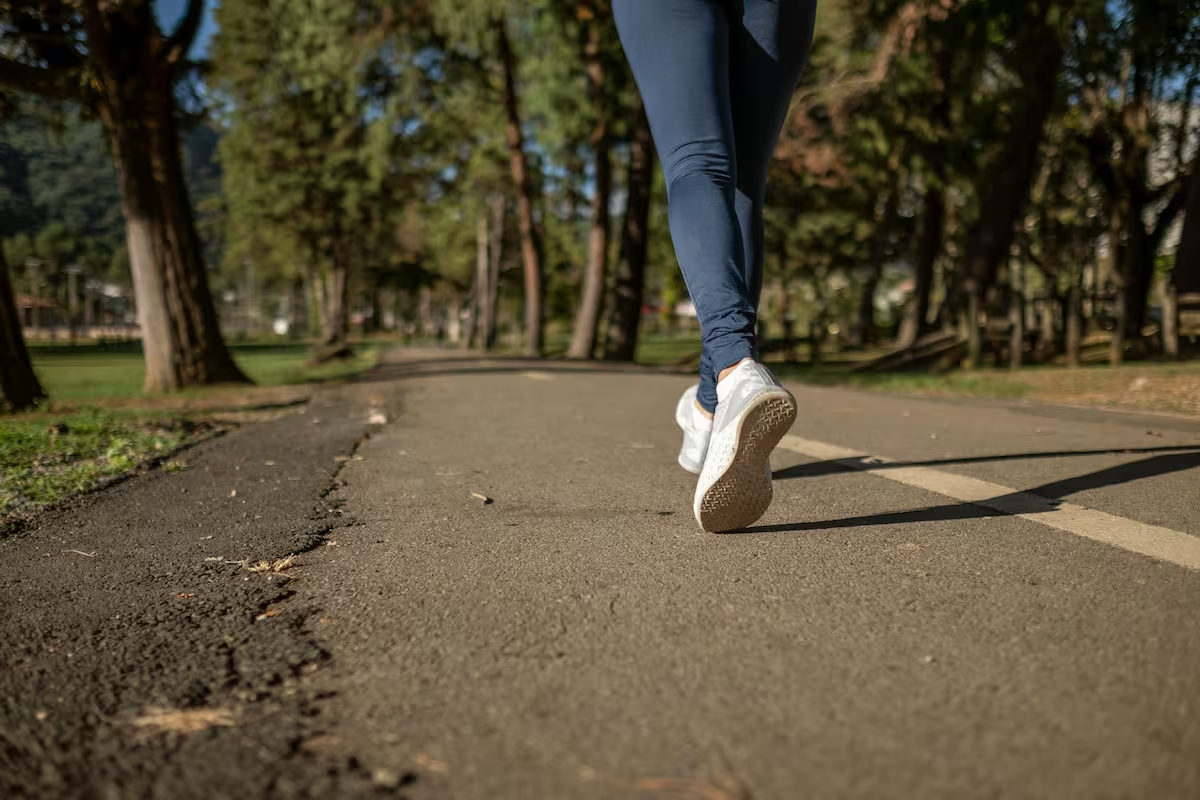 Caminar estas veces por semana reduce el dolor de espalda, según revelador estudio